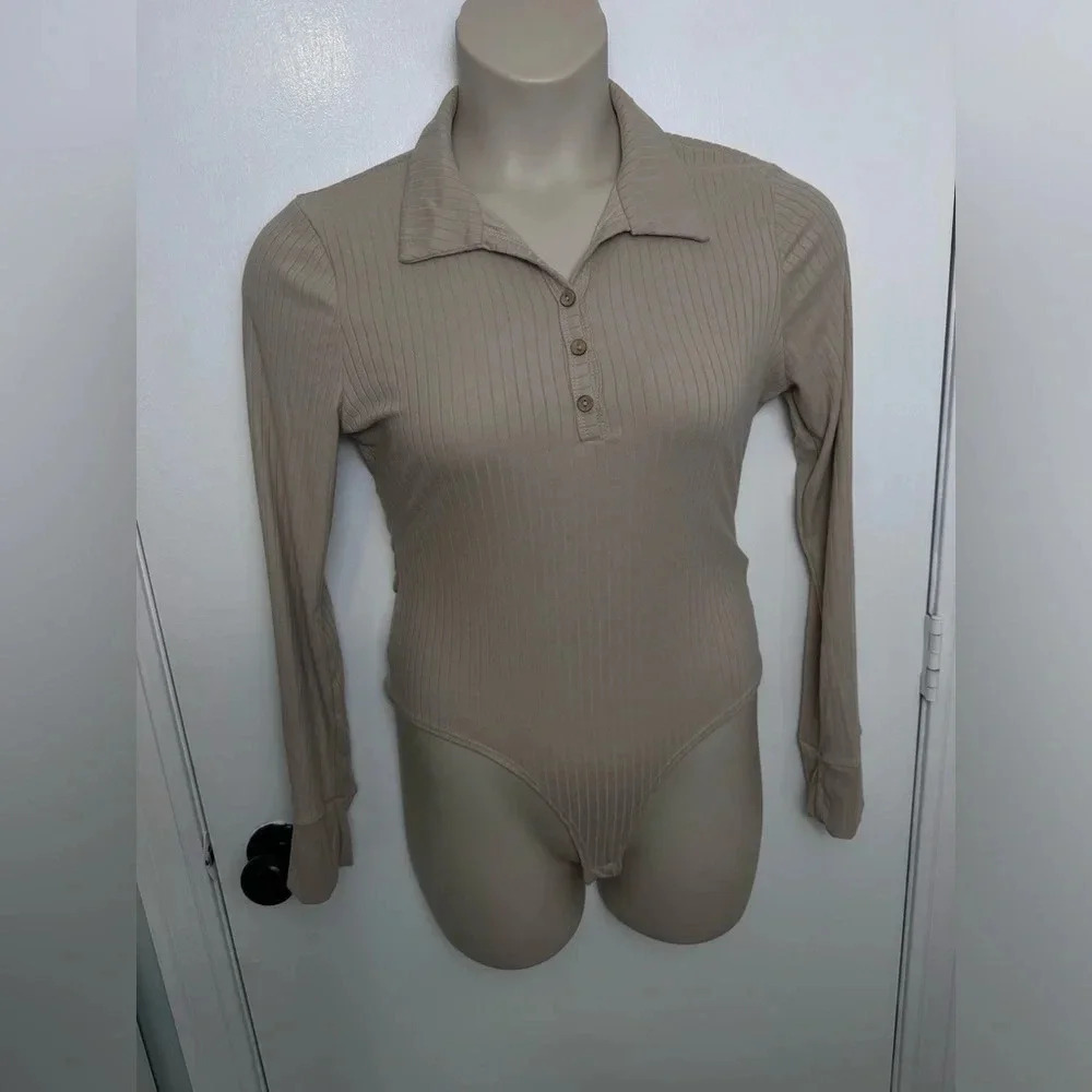 Women’s long sleeve beige cream ribbed button body suit with snaps size L 1147